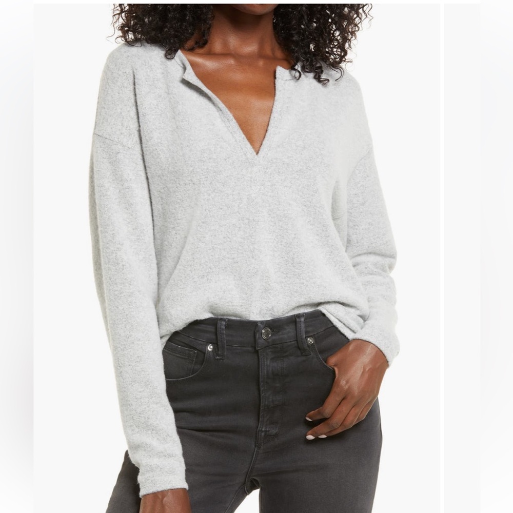 Socialite V neck tee